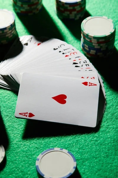 Bonus feature trigger and free spins